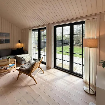 Modern Wooden House Built In A Classic Style Сasa de vacaciones *